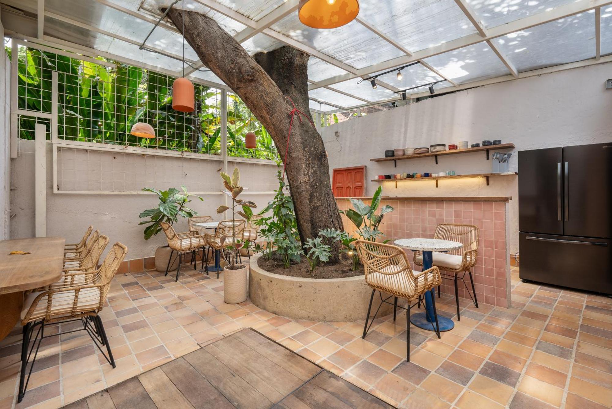 Botanica Casa Hotel Manila By Housy Host Медельин Экстерьер фото